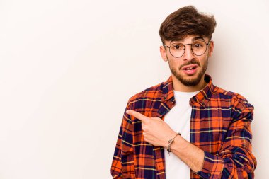 Beyaz arka planda izole edilmiş genç bir İspanyol yan tarafı gösteriyor.