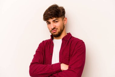 Beyaz arka planda izole edilmiş, sıkılmış, yorgun ve dinlenmeye ihtiyacı olan genç İspanyol bir adam..