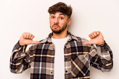 Beyaz arka planda izole edilmiş genç bir İspanyol gururlu ve kendinden emin hissediyor, örnek olarak.