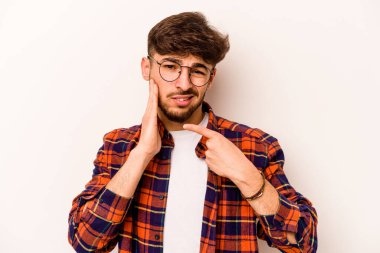 Beyaz arka planda izole edilmiş genç İspanyol bir adam güçlü bir diş ağrısı, azıdişi ağrısı var..