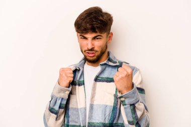 Beyaz arka planda izole edilmiş genç İspanyol adam gergin elleriyle çığlık atıyor..