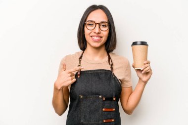 Elinde beyaz arka planda izole edilmiş kahveleri tutan beyaz tenli genç garson kadın gömlek fotokopi odasını işaret ediyor, gururlu ve kendinden emin.