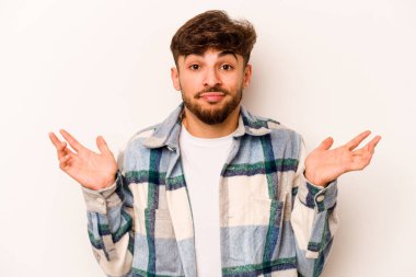 Beyaz arka planda izole edilmiş genç bir İspanyol şüpheli ve sorgulama sırasında omuz silkiyor..