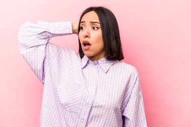 Pembe arka planda izole edilmiş genç İspanyol kadın şok geçiriyordu. Önemli bir buluşmayı hatırladı..