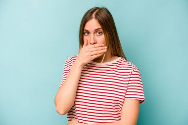 Mavi arka planda izole edilmiş genç beyaz kadın elleri ve elleri endişeli görünüyor..