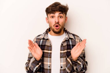 Beyaz arka planda izole edilmiş genç bir İspanyol şaşırmış ve şok olmuş..