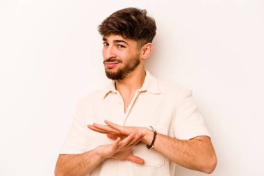 Beyaz arka planda izole edilmiş genç İspanyol bir adam inkar jesti yapıyor.