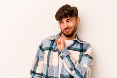 Beyaz arka planda izole edilmiş genç bir İspanyol kafası karışmış, kuşkulu ve güvensiz hissediyor..