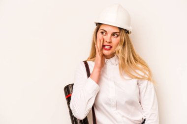 Miğferli ve elinde beyaz arka planda izole edilmiş planları olan genç bir mimar kadın gizli bir sıcak fren haberinin olduğunu ve kenara baktığını söylüyor.