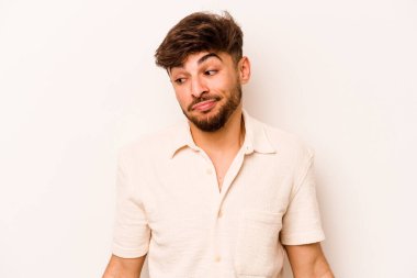 Beyaz arka planda izole edilmiş genç bir İspanyol omuz silkiyor ve gözleri açık..