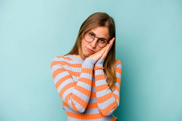 Mujer Joven Caucásica Aislada Sobre Fondo Azul Bostezando Mostrando Gesto — Foto de Stock