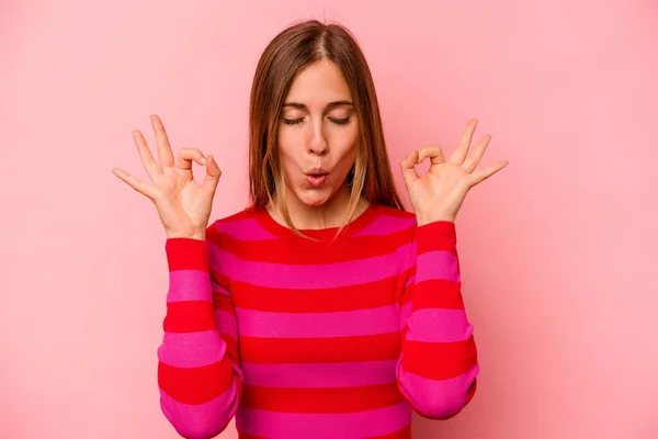 Mulher Branca Jovem Isolado Fundo Rosa Relaxa Após Dia Trabalho — Fotografia de Stock