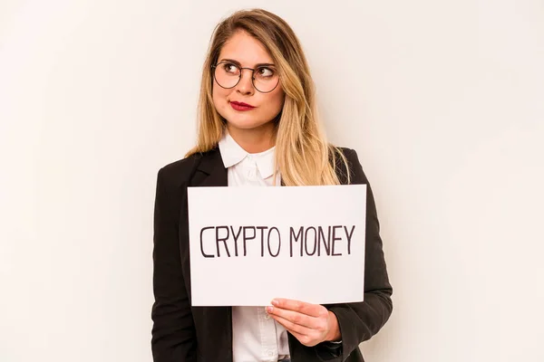 Joven Mujer Caucásica Negocios Sosteniendo Cartel Cripto Dinero Aislado Sobre —  Fotos de Stock