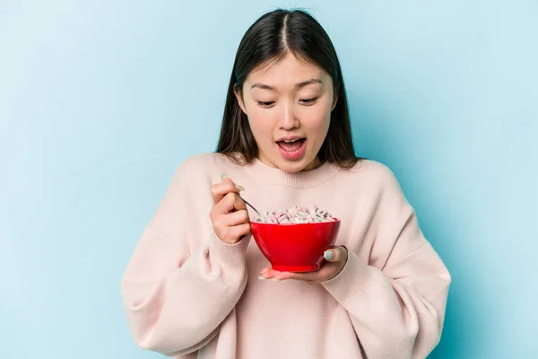 Jonge Aziatische Vrouw Met Een Kom Van Granen Geïsoleerd Blauwe — Stockfoto