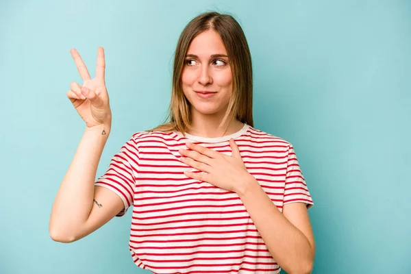 Giovane Donna Caucasica Isolata Sfondo Blu Che Presta Giuramento Mettendo — Foto Stock