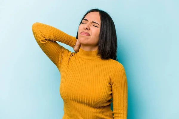 Mujer Hispana Joven Aislada Sobre Fondo Azul Masajeando Codo Sufriendo — Foto de Stock