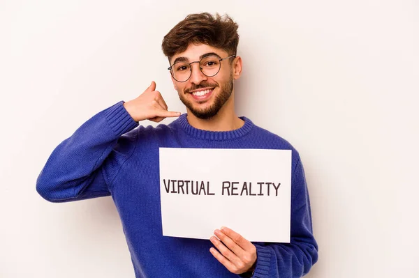 Joven Hispano Sosteniendo Cartel Realidad Virtual Aislado Sobre Fondo Blanco —  Fotos de Stock