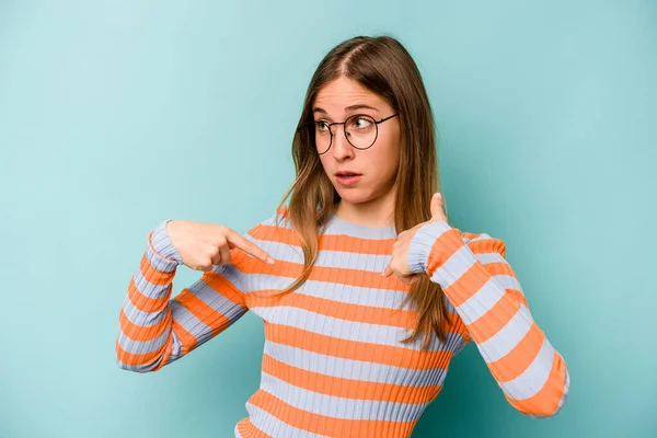 Young Caucasian Woman Isolated Blue Background Surprised Pointing Finger Smiling — Stock Photo, Image