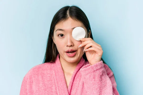 Junge Asiatische Frau Hält Eine Gesichtsscheibe Isoliert Auf Rosa Hintergrund — Stockfoto