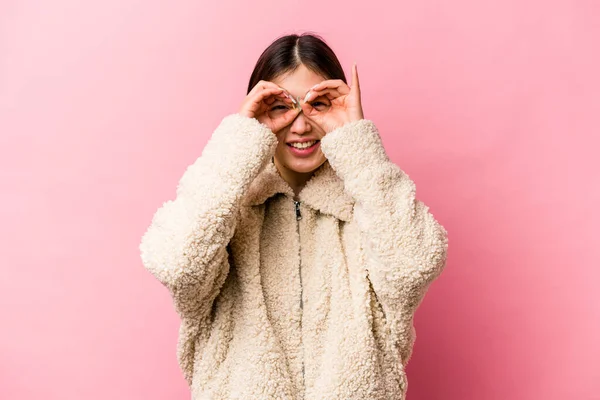 Jovem Chinesa Isolada Fundo Rosa Mostrando Bem Sinal Sobre Olhos — Fotografia de Stock