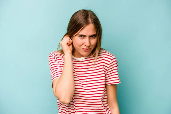 Mladá Běloška Izolovaná Modrém Pozadí Zakrývající Uši Prsty Vystresovaná Zoufalá — Stock fotografie