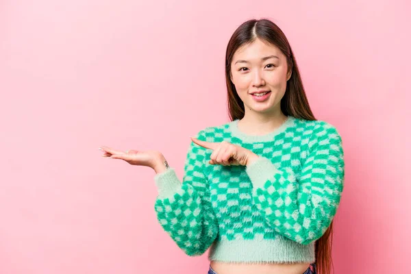 Mladá Číňanka Izolované Růžovém Pozadí Vzrušený Držení Kopie Prostor Dlani — Stock fotografie