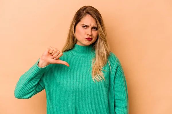 Mulher Branca Jovem Isolado Fundo Bege Mostrando Polegar Para Baixo — Fotografia de Stock