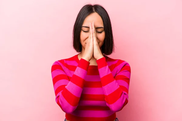 Молода Іспаномовна Жінка Ізольована Рожевому Фоні Тримаючи Руки Молитві Біля — стокове фото