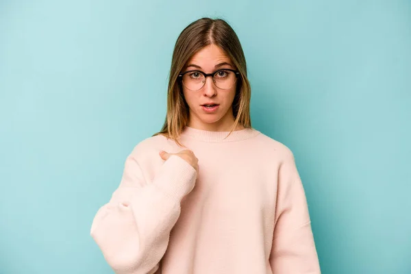 Mujer Joven Caucásica Aislada Sobre Fondo Azul Sorprendida Señalando Con —  Fotos de Stock