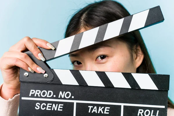 Young Asian Woman Holding Clapperboard Isolated Blue Background — Stock Photo, Image