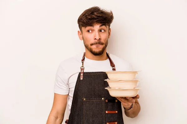 Giovane Impiegato Ispanico Possesso Tupperware Isolato Sfondo Bianco Confuso Sente — Foto Stock