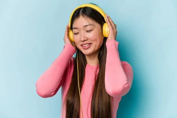 Jovem Mulher Asiática Ouvindo Música Isolada Fundo Azul — Fotografia de Stock