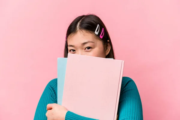 Νεαρή Ασιάτισσα Φοιτήτρια Που Κρατάει Βιβλία Απομονωμένα Ροζ Φόντο — Φωτογραφία Αρχείου