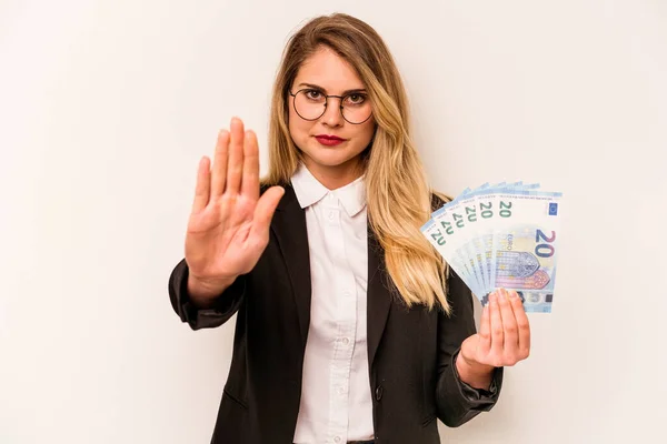 白地に銀行券を持っている若いビジネスの原因アジアの女性は あなたを防ぐために 停止記号を示す手を伸ばして立って — ストック写真
