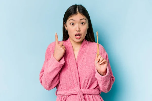 Joven Mujer Asiática Con Una Bata Baño Cepillarse Los Dientes —  Fotos de Stock