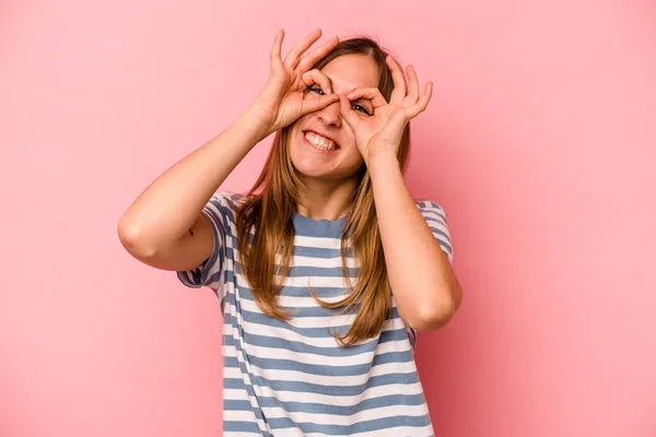 Jovem Mulher Caucasiana Isolado Fundo Rosa Mostrando Sinal Sobre Olhos — Fotografia de Stock