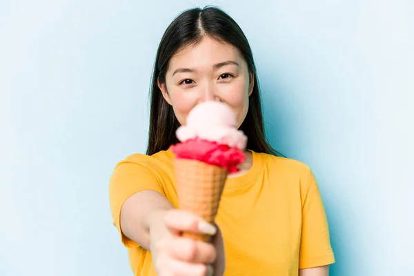 Fiatal Ázsiai Eszik Fagylaltot Elszigetelt Kék Háttér — Stock Fotó