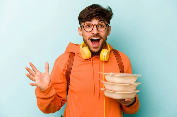 Young Student Hispanic Man Holding Tupperware Isolated Blue Background Background — Foto de Stock