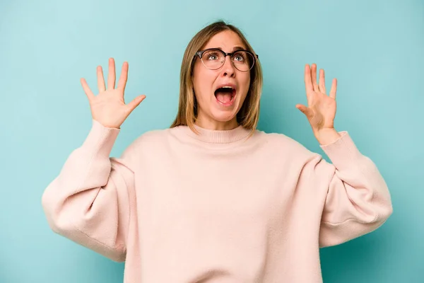 Young Caucasian Woman Isolated Blue Background Screaming Sky Looking Frustrated — Stock Photo, Image