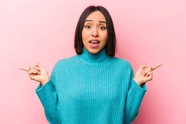 Young Hispanic Woman Isolated Pink Background Pointing Different Copy Spaces — Stock Photo, Image