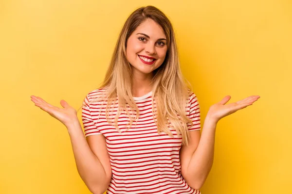 Jovem Caucasiana Isolada Fundo Amarelo Faz Escala Com Braços Sente — Fotografia de Stock