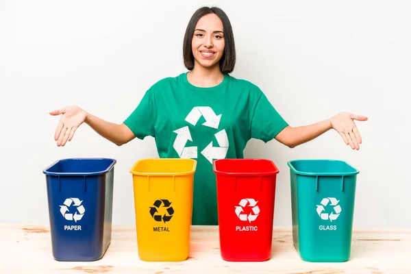 Young Hispanic Woman Recycling Isolated White Background — Stock Photo, Image