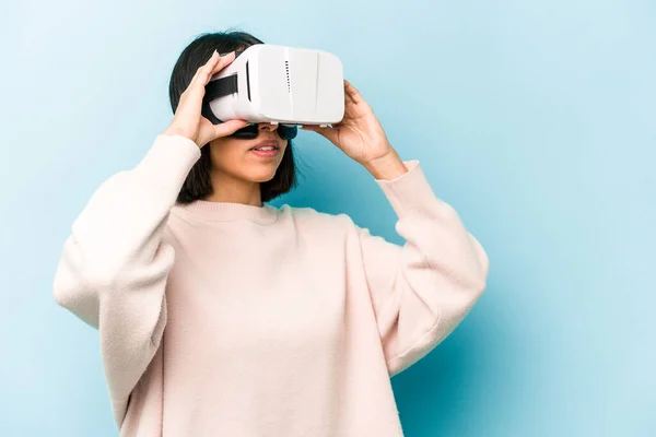 Jonge Latino Vrouw Dragen Van Een Virtuele Bril Geïsoleerd Blauwe — Stockfoto