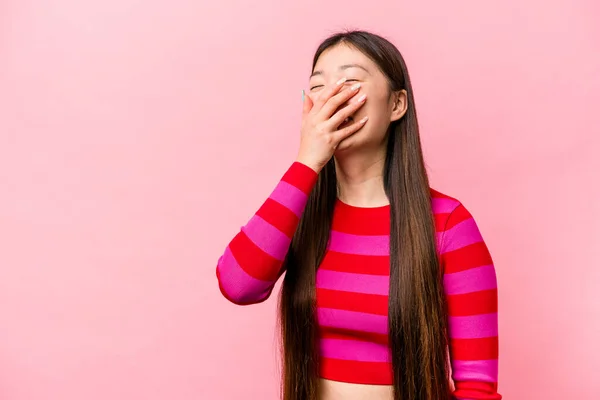Молодая Китаянка Розовом Фоне Смеется Счастливой Беззаботной Естественной Эмоцией — стоковое фото