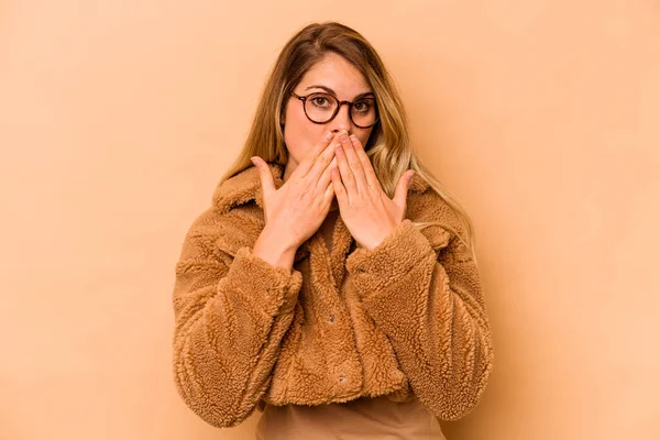 Jeune Femme Caucasienne Isolée Sur Fond Beige Choquée Couvrant Bouche — Photo