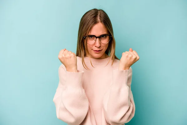 Young Caucasian Woman Isolated Blue Background Upset Screaming Tense Hands — Stock Photo, Image