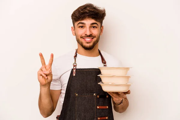 Giovane Impiegato Ispanico Possesso Tupperware Isolato Sfondo Bianco Che Mostra — Foto Stock