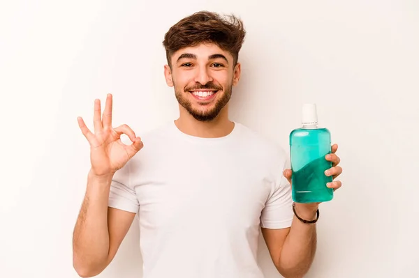 Jonge Spaanse Man Met Mondwater Geïsoleerd Witte Achtergrond Vrolijk Vol — Stockfoto