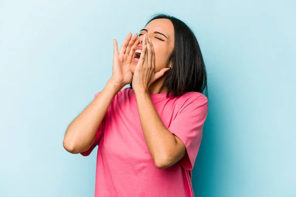 Young Hispanic Woman Isolated Blue Background Shouting Excited Front — Stock Photo, Image