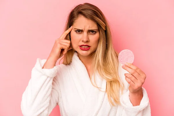 Ung Kaukasisk Kvinna Som Håller Ansiktssvamp Isolerad Rosa Bakgrund Visar — Stockfoto